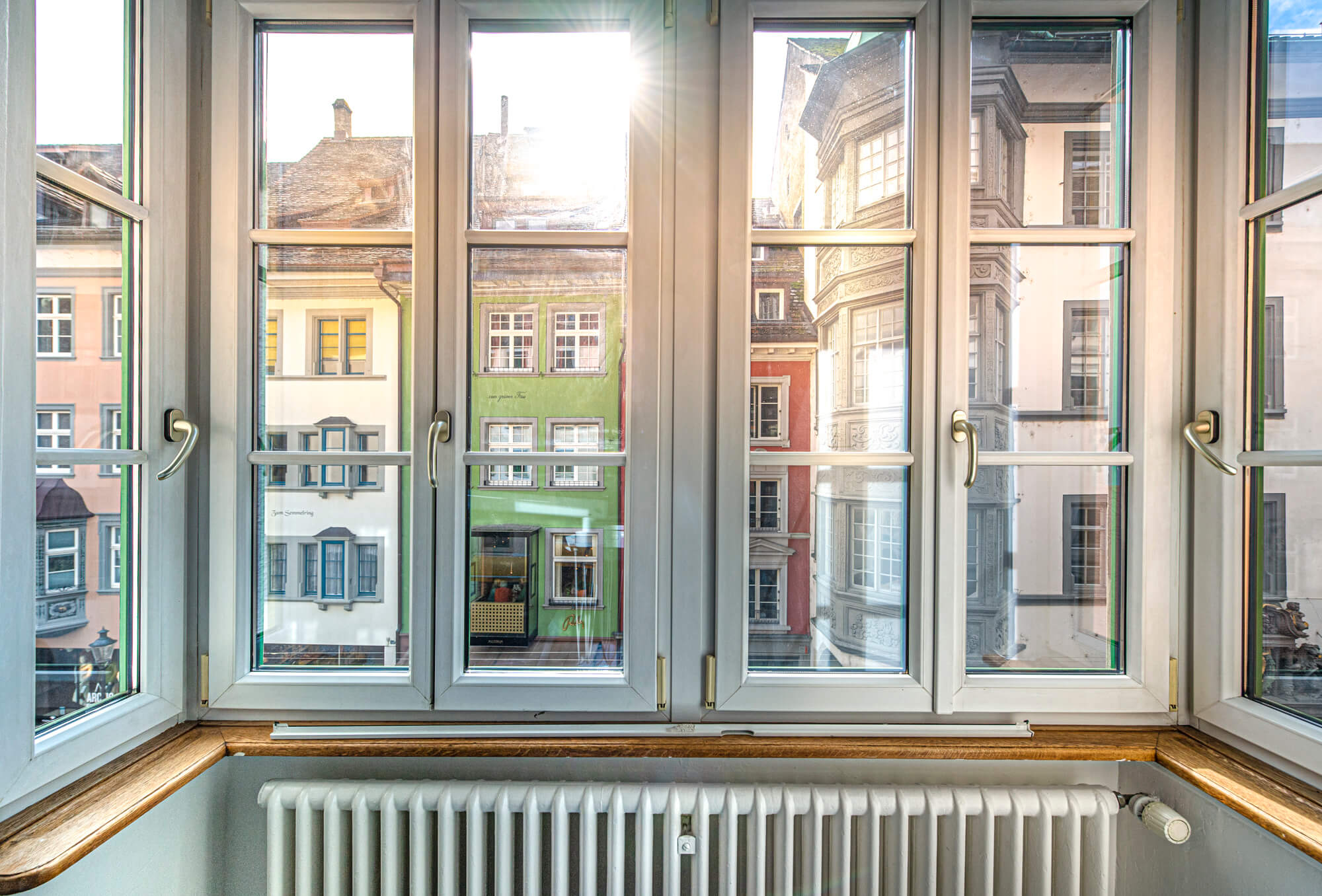 Blick durch die Praxisfenster auf die historischen Häuser der Vordergasse